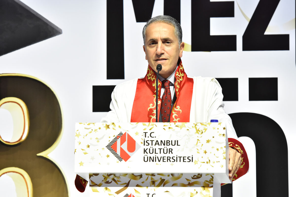 İKÜ Rektörü Prof. Dr. Erhan Güzel, 2018 Mezuniyet Töreni'nde konuşmasını yaparken