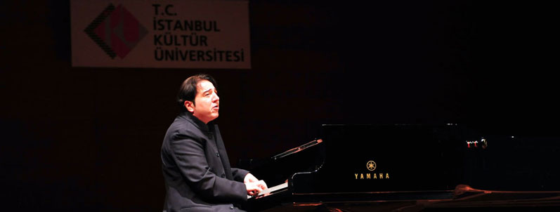 Dünyaca ünlü besteci ve piyanist Fazıl Say'ın Akıngüç Oditoryumu ve Sanat Merkezi'nde verdiği dinletiden bir kare
