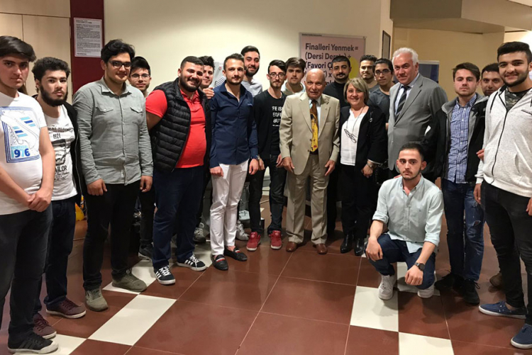 İstanbul Kültür Üniversitesi Mütevelli Heyet onursal Başkanı FAhamettin Akıngüç ve İklimlendirme ve Soğutma Teknolojisi Programı öğrencileri