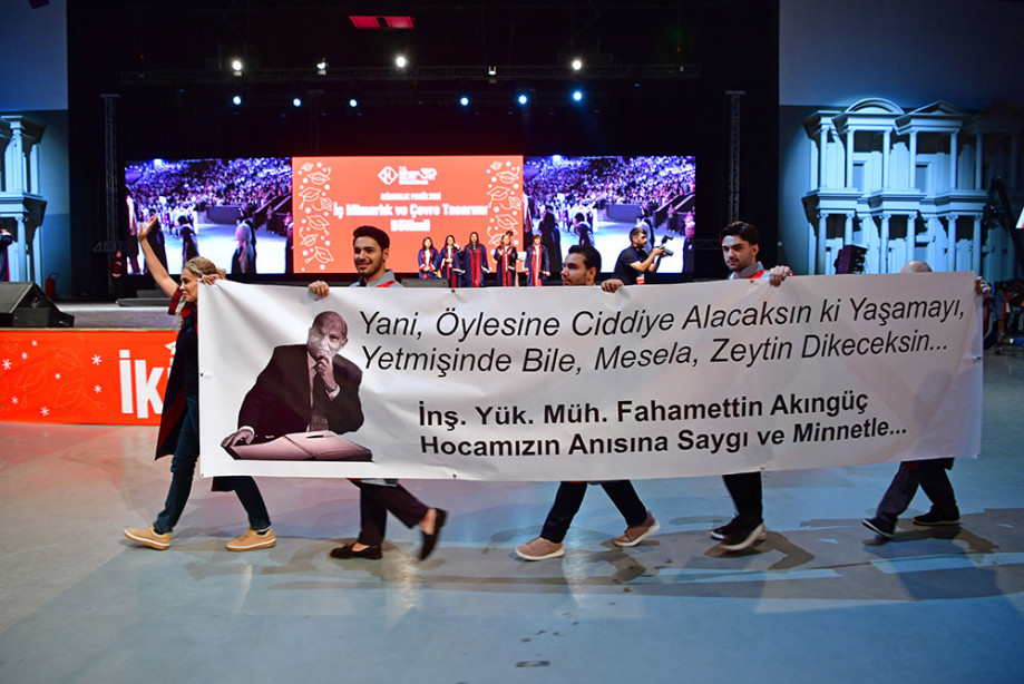 İKÜ Mezuniyet Törenleri’nde Eğitim Meşalesi Geleceğe Taşındı