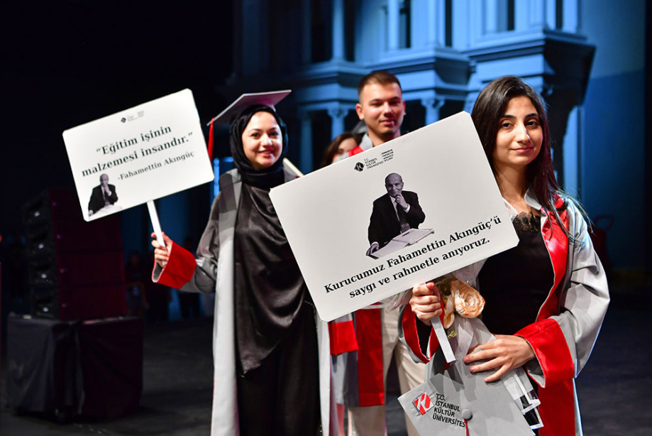 İKÜ Mezuniyet Törenleri’nde Eğitim Meşalesi Geleceğe Taşındı